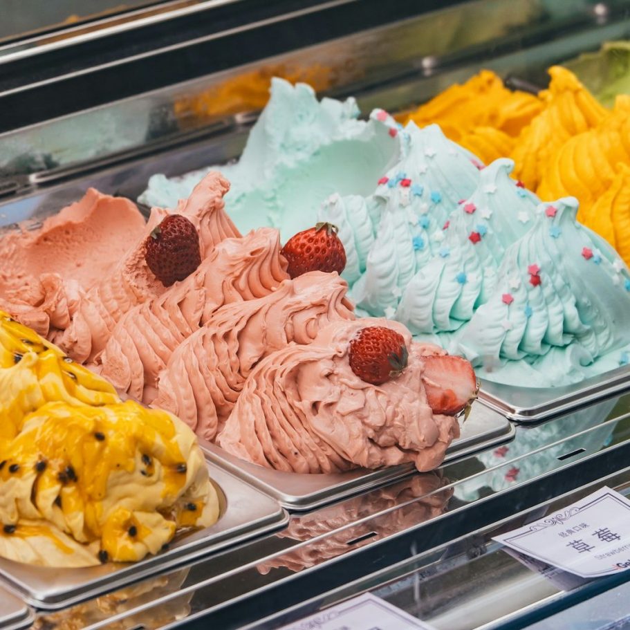 Dieses Bild zeigt eine gekühlte Eistheke mit verschiedenen Eissorten.